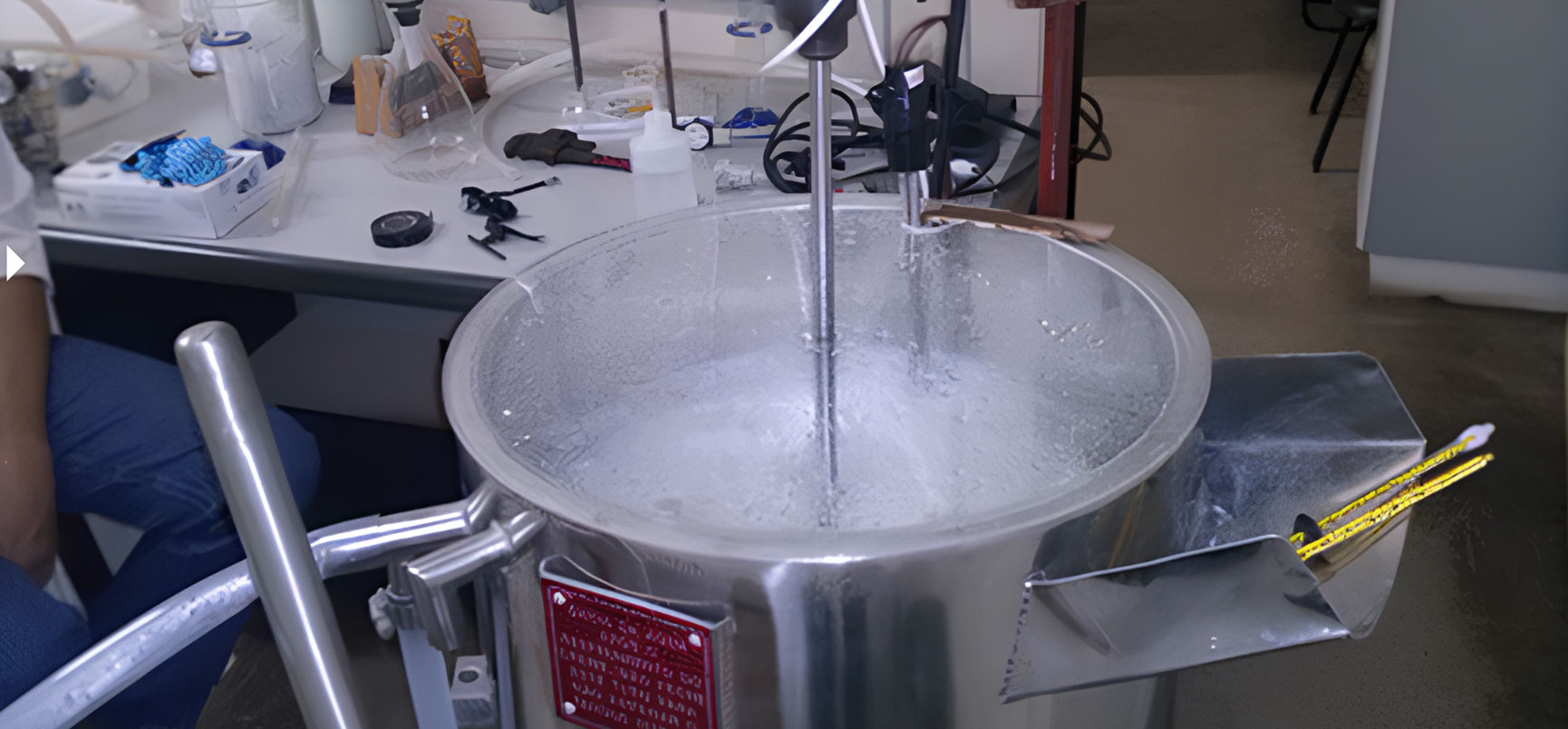 Supressora de pó de minérios e uso da resina