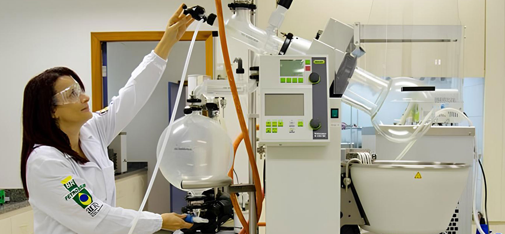 Processo e sistema para dessalgação de óleos utilizando uma dessalgadora manual