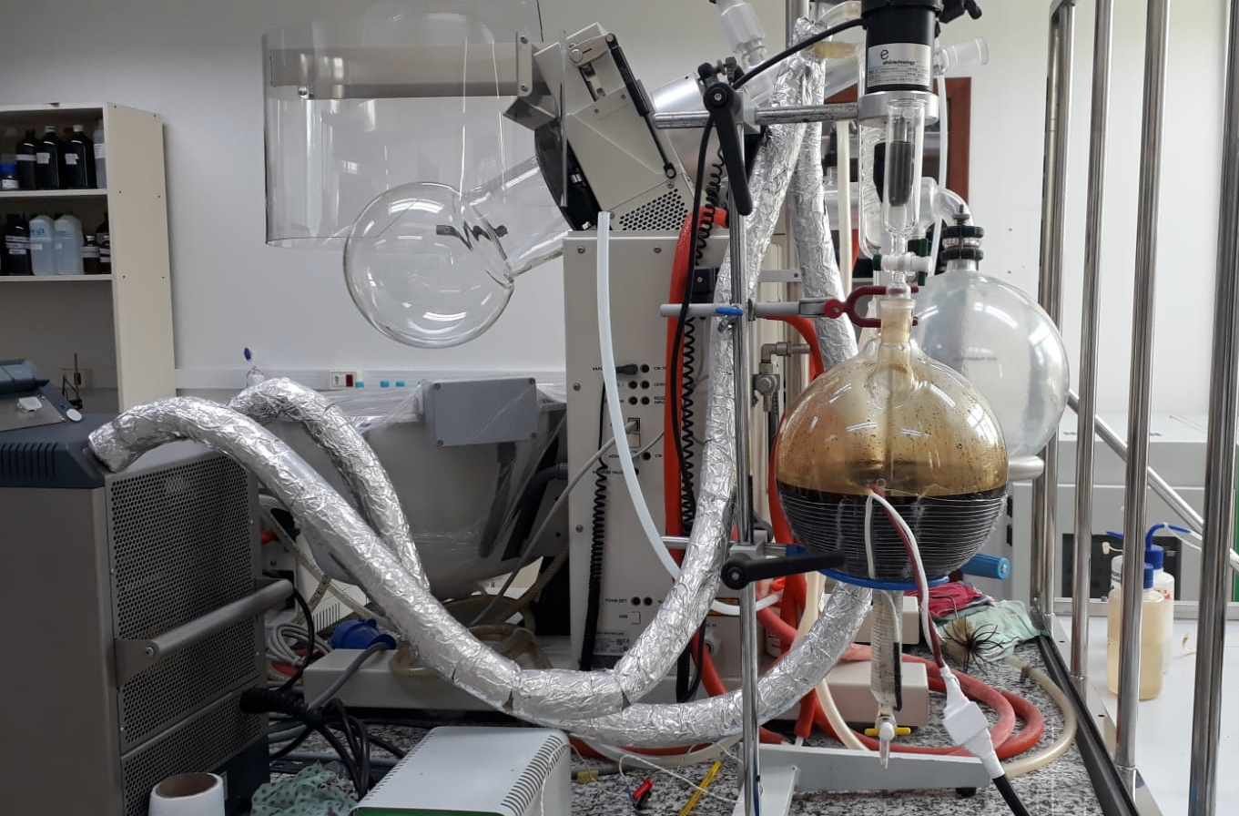 Processo e sistema para dessalgação de óleos utilizando uma dessalgadora manual