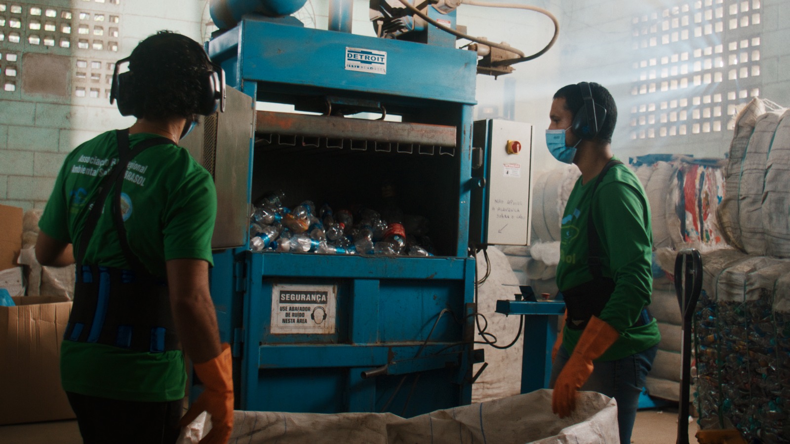 Resina Supressora de Pó e Uso da Resina